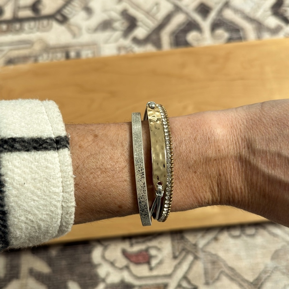 Gorgeous gold and silver bracelet, never worn, with magnetic clasp!